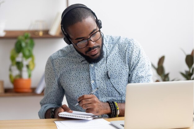 Tradução simultânea para conferências: comunicando sem fronteiras